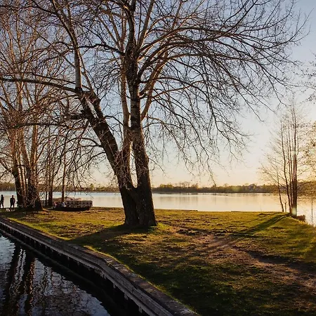 Nad Jeziorem דירה